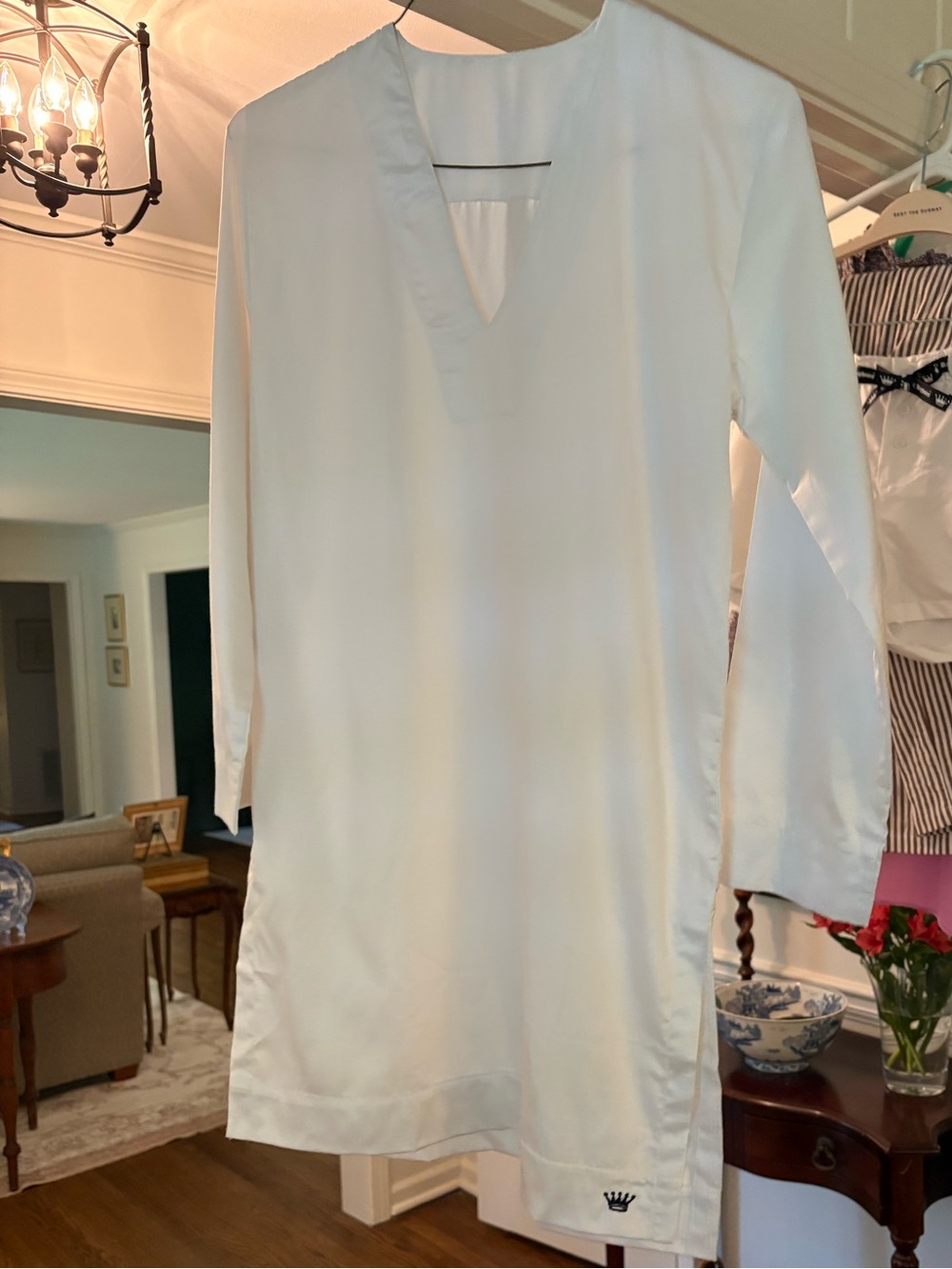 NWT Royal Highnies Luxury Loungewear Women's White V-Neck Tunic. Size Small